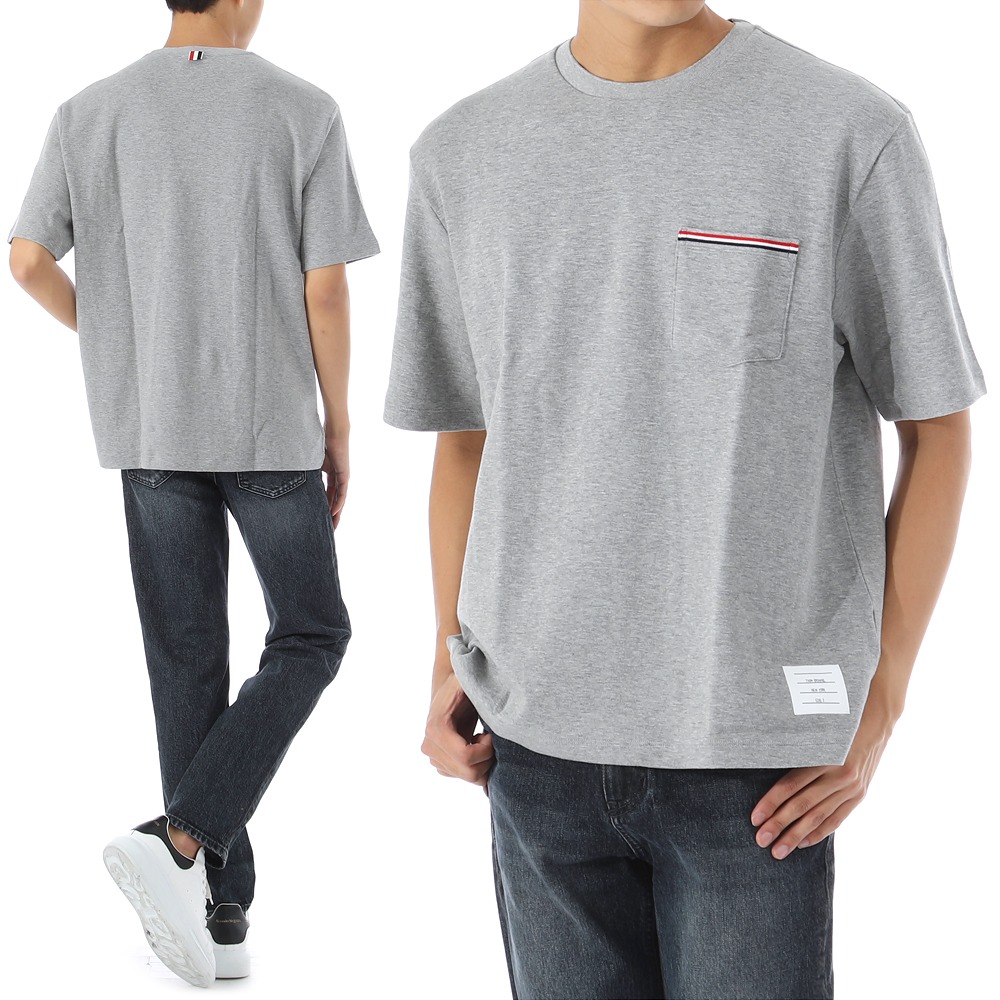 [기획전] 22FW 톰브라운 삼선 트리밍 포켓 오버핏 반팔 티셔츠 MJS183A 055